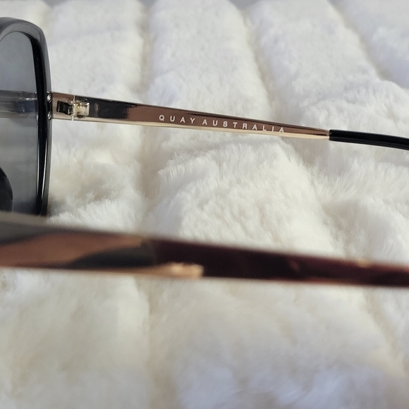 QUAY // ltd ed chrissy teigen retro-glam oversized round black smoke gold sunnie main image 11